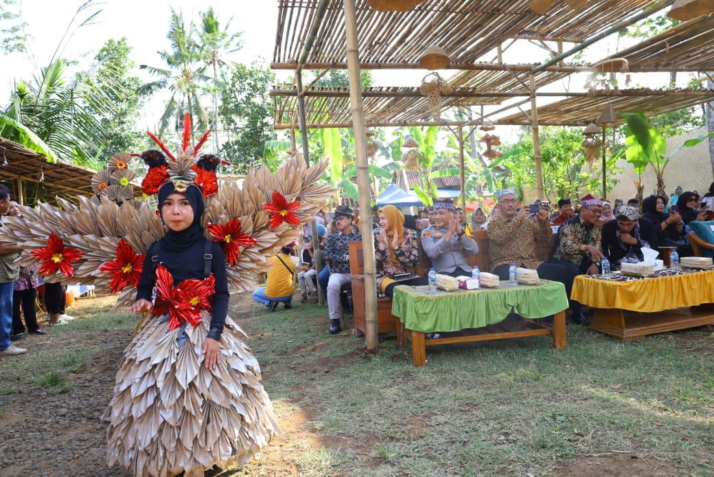 Kesuksesan Menganyam: Festival Bambu Desa Papring Merayakan Potensi Masyarakat