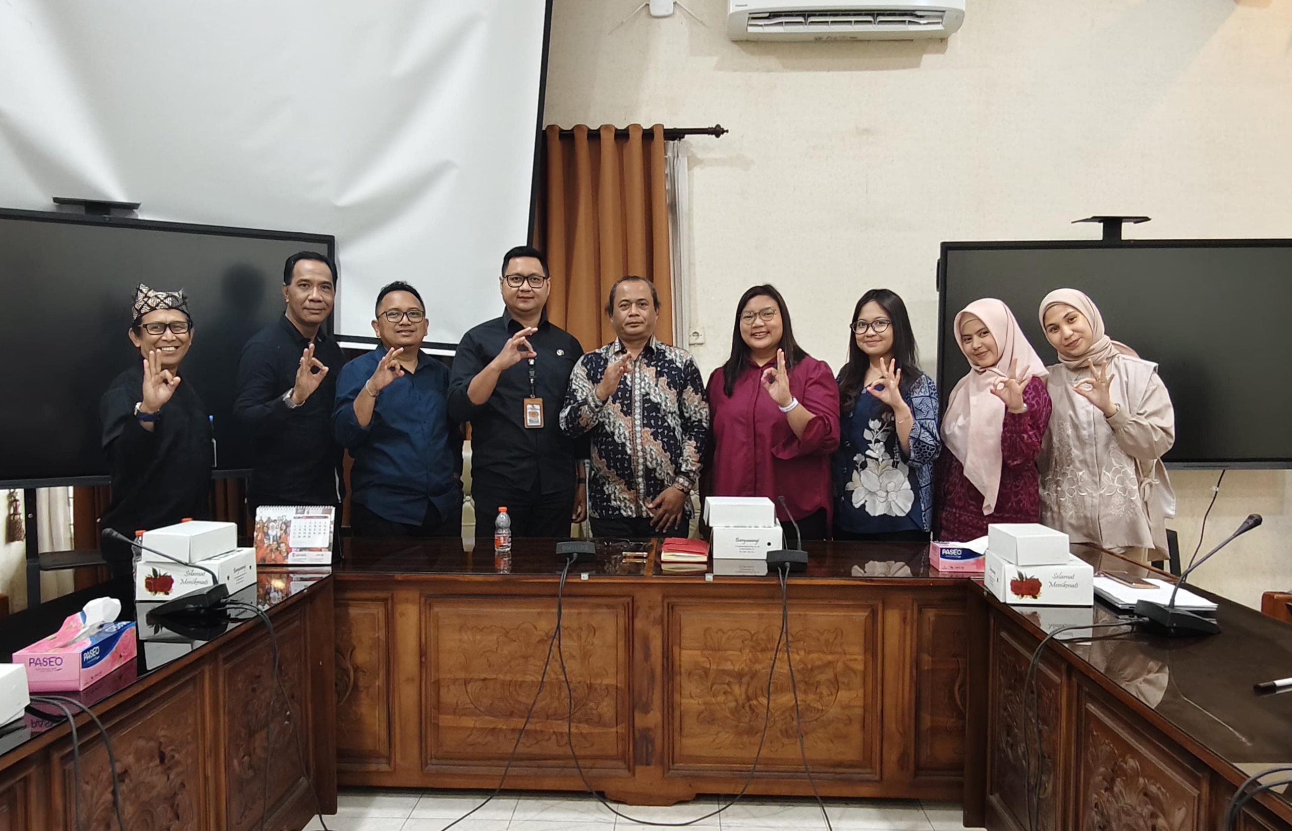 Ketua Badan Pembentukan Peraturan Daerah (Bapemperda) DPRD Banyuwangi Ahmad Masrohan menerima kunjungan kerja Tim Ahli Perancang Undang-Undang DPR RI