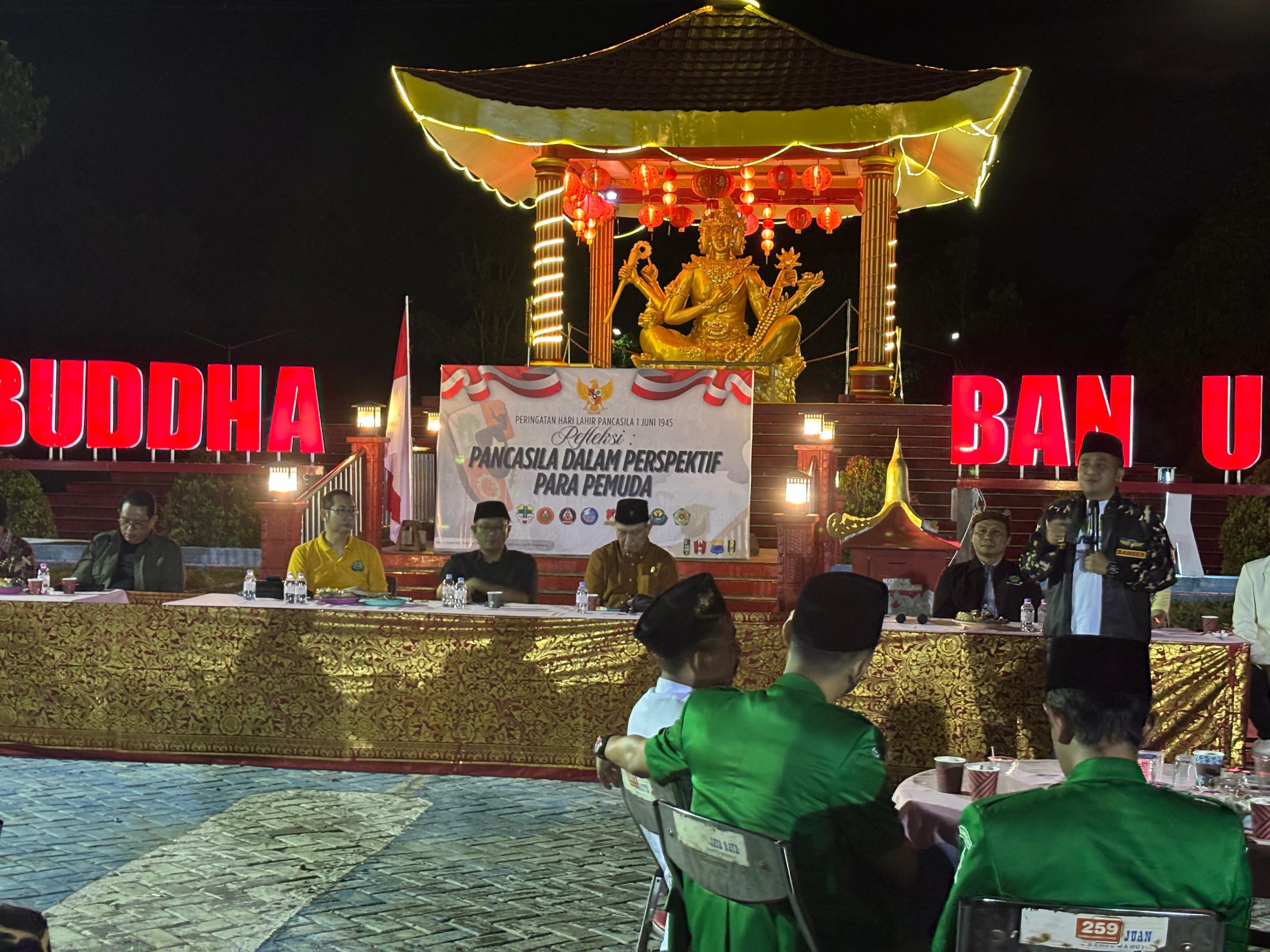 Ketua DPRD Banyuwangi, I Made Cahyana Negara, menyatakan dukungan dan apresiasi tinggi terhadap peran aktif pemuda lintas agama dalam memperingati Hari Lahir Pancasila. Pernyataan ini disampaikan Made saat menghadiri acara kebersamaan pemuda lintas iman di pelataran Klenteng Hoo Tong Bio, Sabtu malam (14/6/2025).