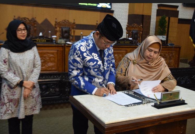 Setelah melalui proses pembahasan yang cukup dinamis, DPRD Banyuwangi Bersama Bupati Ipuk Fiestiandani menandatangani dokumen kesepakatan Perubahan Kebijakan Umum Anggaran, Prioritas Plafon Anggaran Sementara (KUA-PPAS) APBD Tahun 2025.