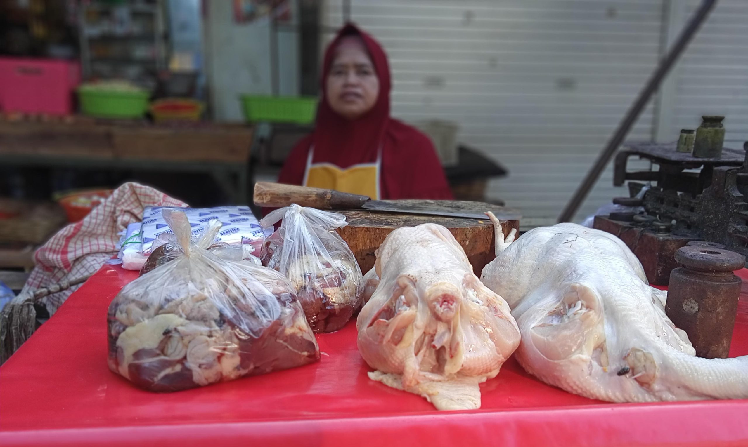 Penjual ayam potong di Pasar Banyuwangi.