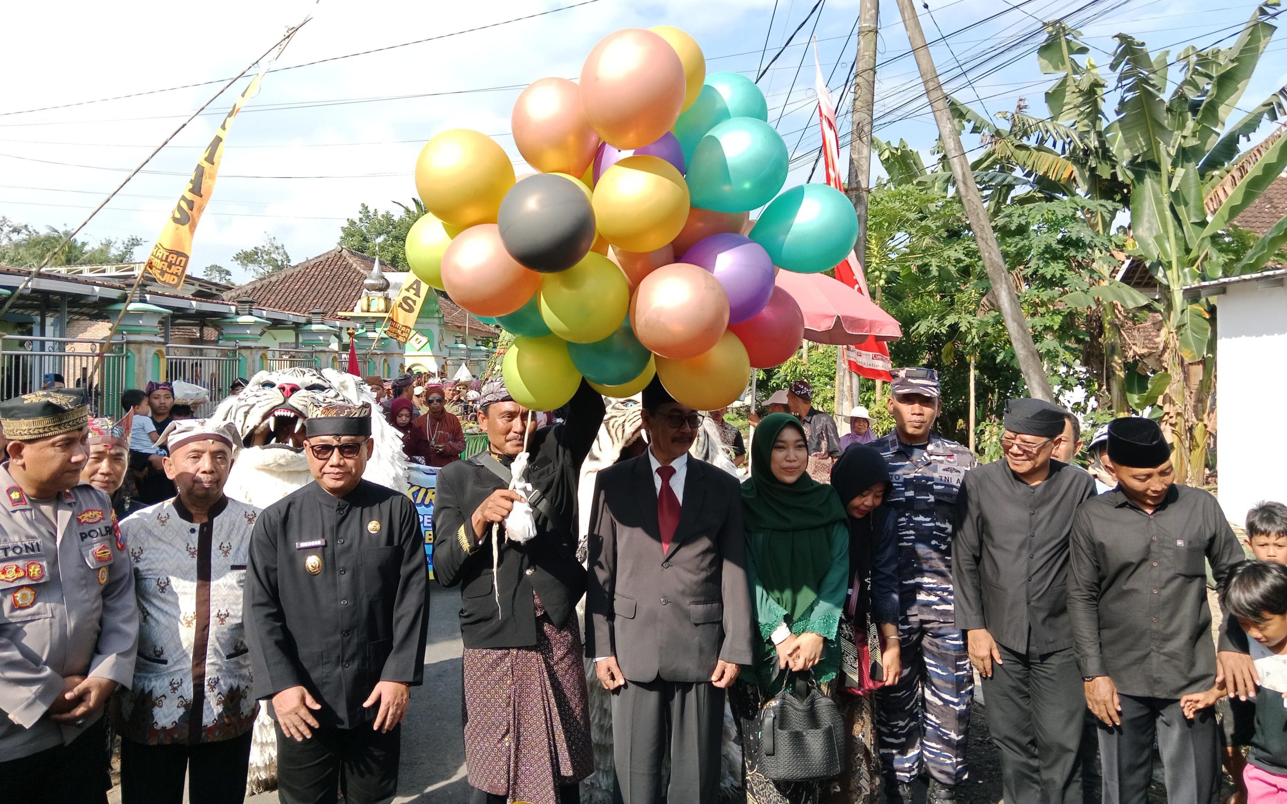 Anggota DPRD Banyuwangi, Inayati Kusumasari, ikut hadir dalam perhelatan tradisi Takir Sewu di Kampung Kedawung, Dusun Sukodadi, Desa Sraten, Kecamatan Cluring, Jumat (27/6/2025).