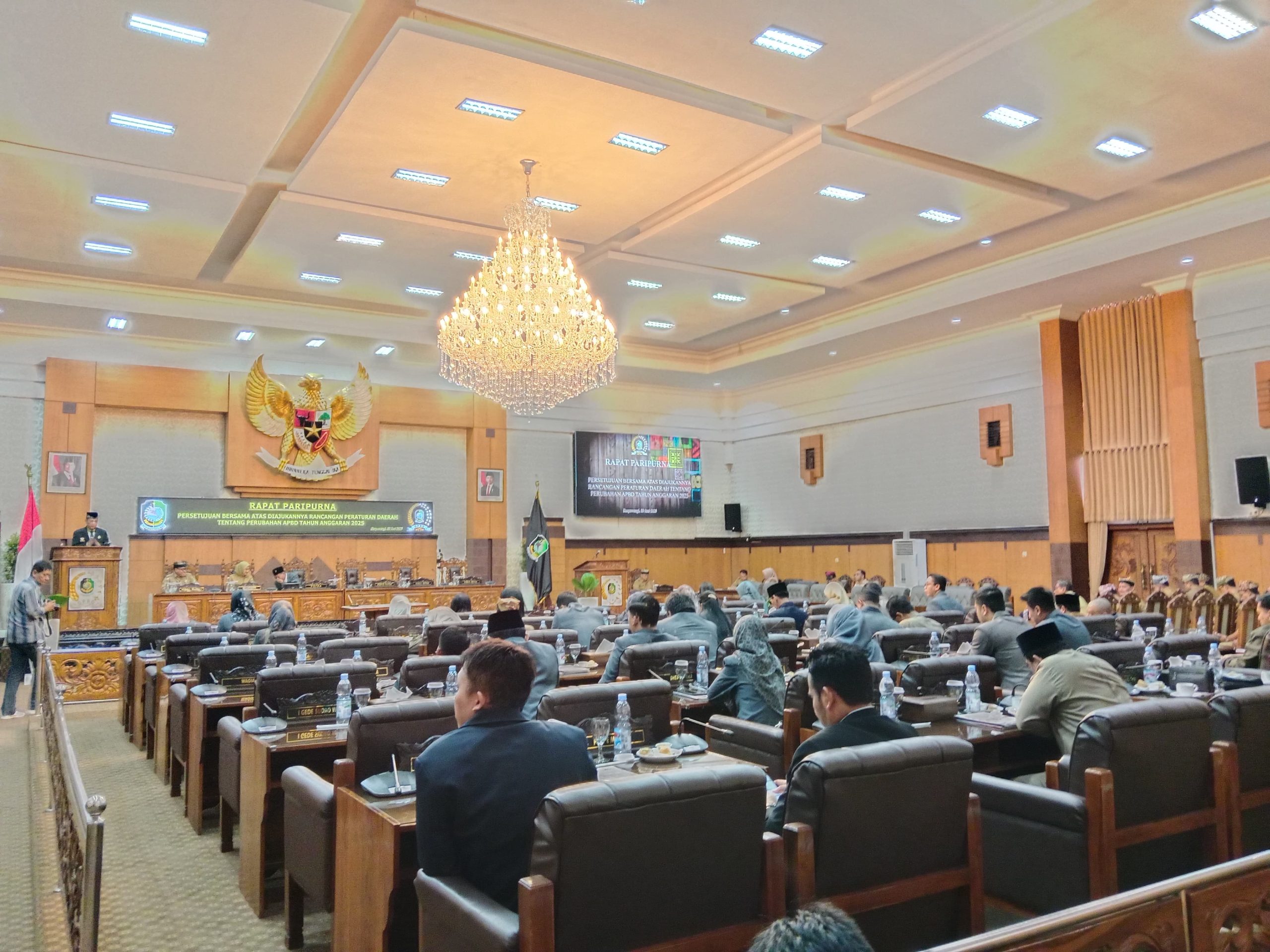 Dewan Perwakilan Rakyat Daerah (DPRD) Kabupaten Banyuwangi resmi menyetujui dan mengesahkan Rancangan Peraturan Daerah (Raperda) tentang Perubahan Anggaran Pendapatan dan Belanja Daerah (P-APBD) Tahun Anggaran 2025 menjadi Peraturan Daerah (Perda).
