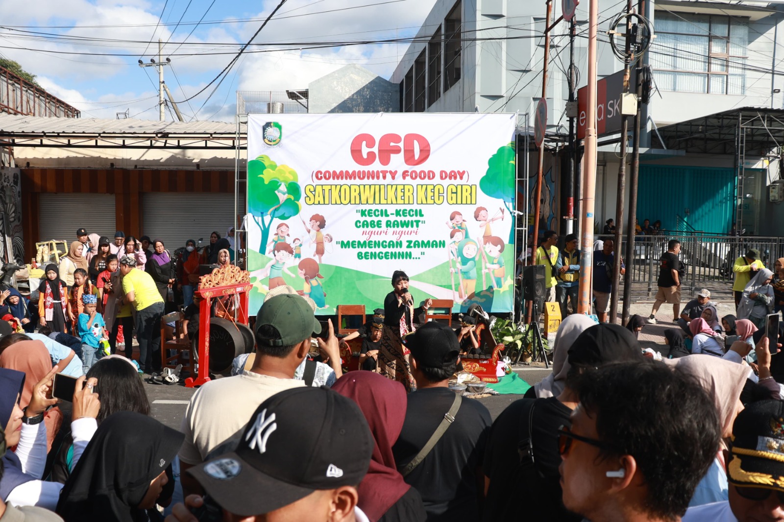 Gelaran Car Free Day yang dikemas dalam Community & Food Day (CFD) di Jalan A. Yani Banyuwangi, yang digelar tiap hari Minggu pagi, kian ramai diserbu ribuan warga dan wisatawan.