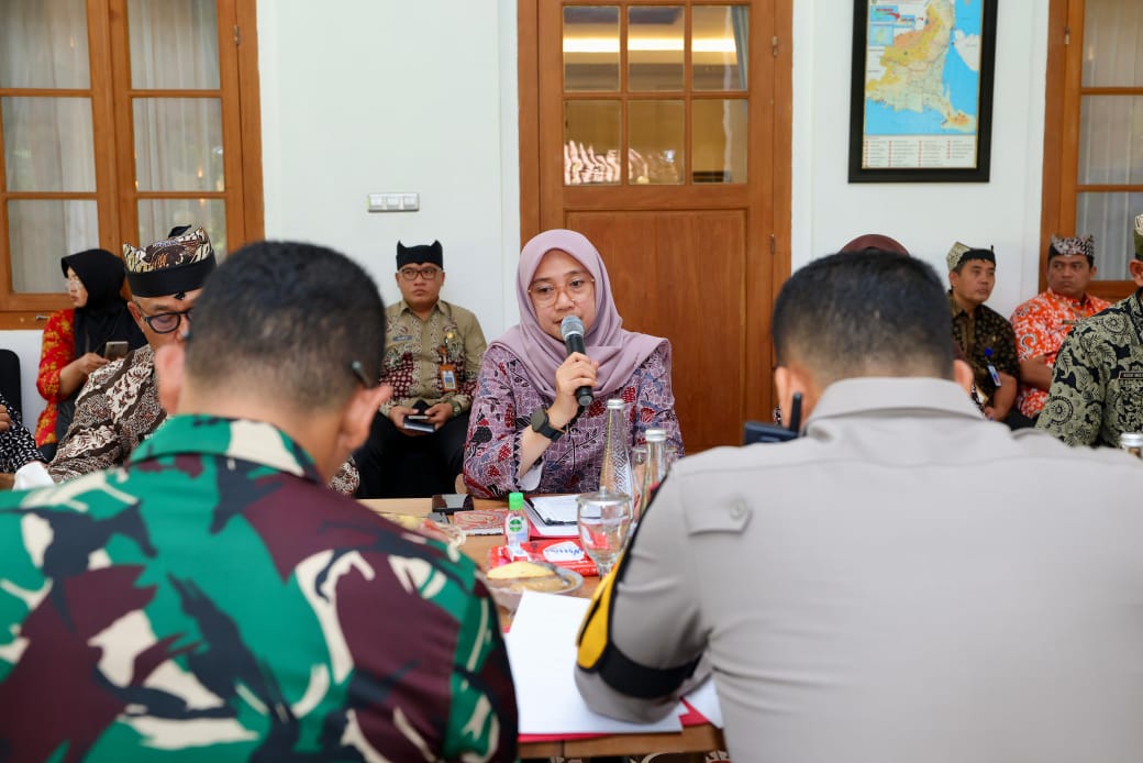 Jalur Gumitir ditutup total selama dua bulan, sejak 24 Juli hingga 24 September 2025, karena adanya perbaikan jalan oleh Balai Besar Pelaksanaan Jalan Nasional (BBPJN) Jawa Timur-Bali.