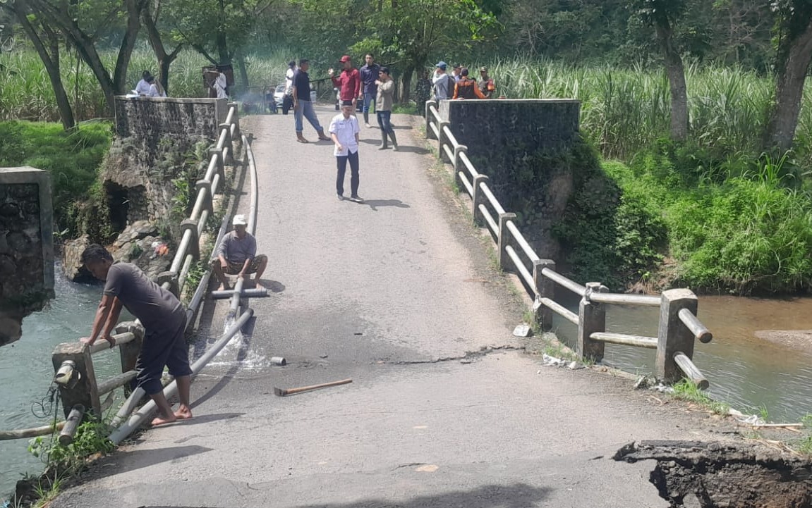 Jembatan Sungai Lembu yang menghubungkan Desa Sumberagung dengan Desa Kandangan dan Sarongan, Kecamatan Pesanggaran, retak dan ambles sehingga tidak bisa dilalui kendaraan