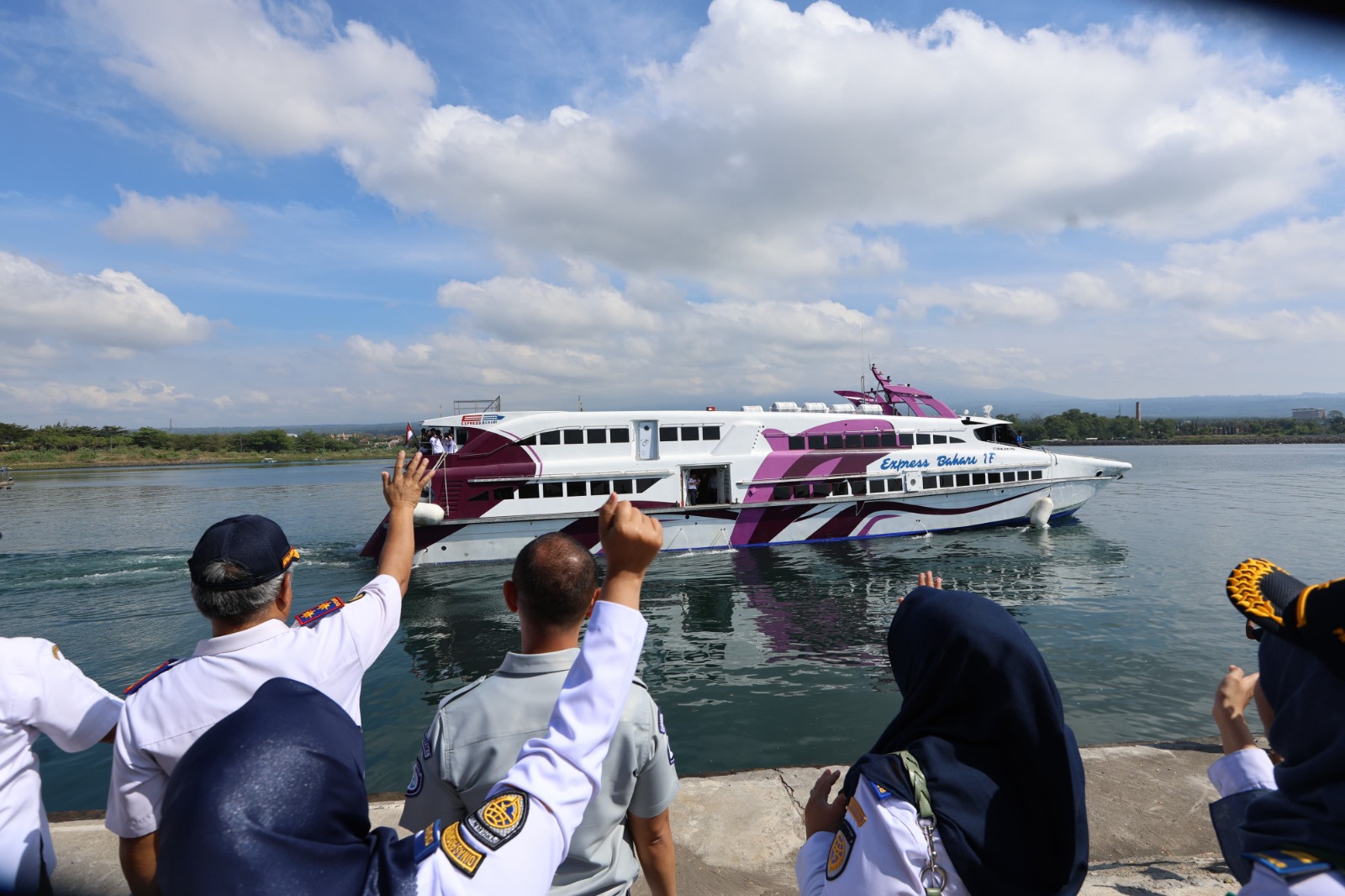 Kapal cepat ini menghubungkan langsung dua daerah wisata, yakni Banyuwangi, Jawa Timur dan Denpasar, Bali, 
