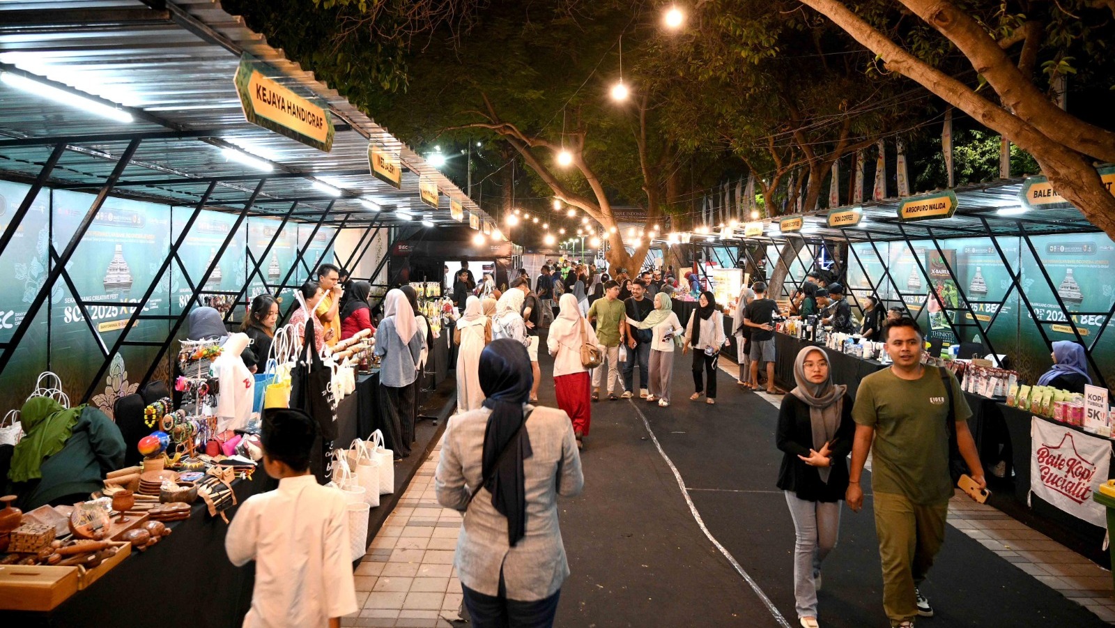 Parade karnaval seni budaya kontemporer Banyuwangi Ethno Carnival (BEC) 2025 yang berlangsung pada 10-13 Juli, mampu menggerakkan ekonomi mikro sangat signifikan