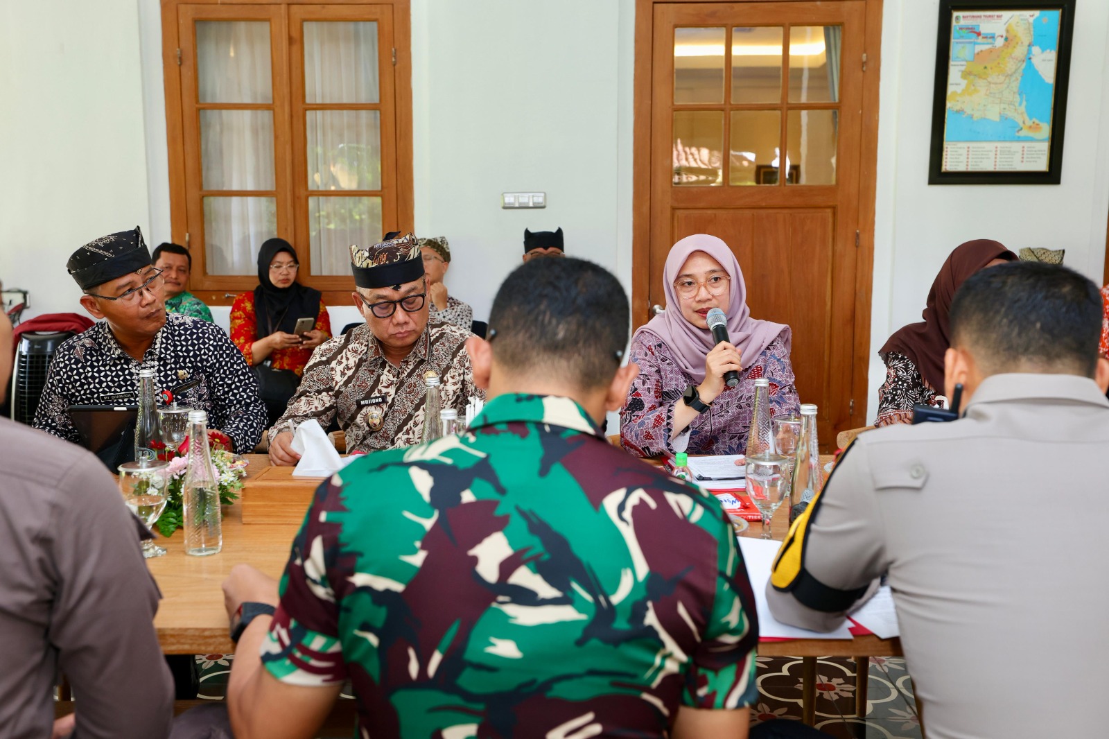 Bupati Banyuwangi Ipuk Fiestiandani mengajukan bantuan penambahan armada kapal pada Kementerian Perhubungan (Kemenhub)